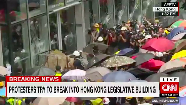 Hong Kong: zamieszki podczas protestów, demonstranci szturmują budynek parlamentu