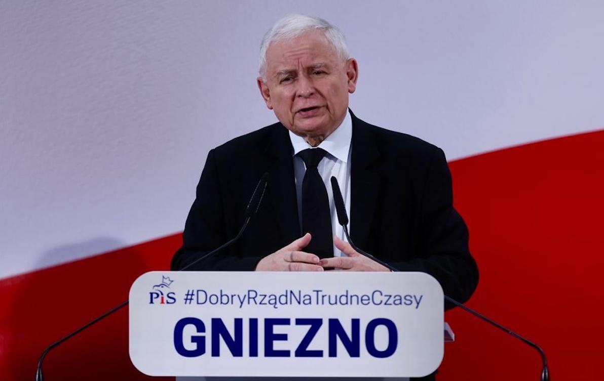 Prezes Kaczyński mówi, że "młodzi są pod wielkim wpływem smartfonu", ale chce przekonać ich "programem mieszkaniowym"
