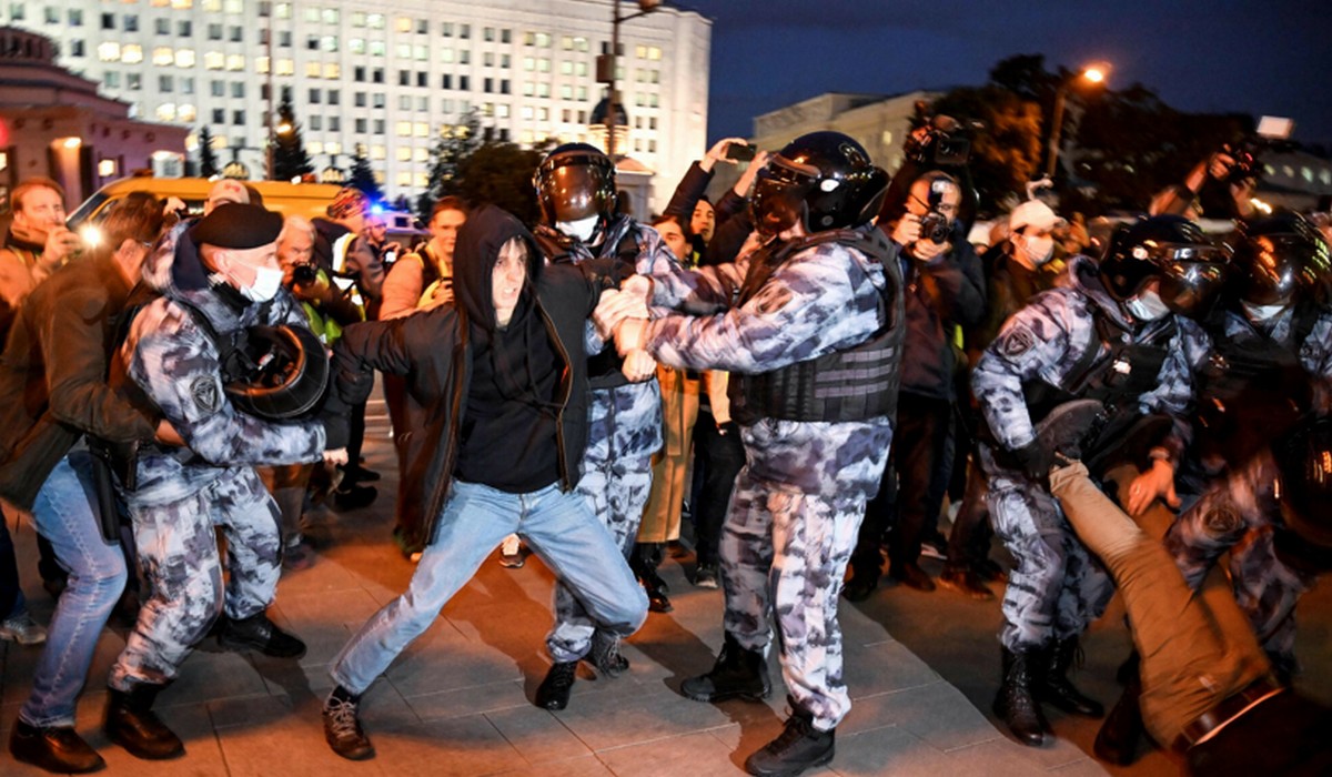 Rosjanie protestują przeciwko mobilizacji, zatrzymano ponad 1300 osób