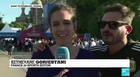 Dziennikarki nadające z Mundialu są obmacywane i całowane przez obcych mężczyzn