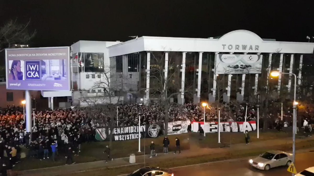 Tłumy kibiców Legii przed stadionem, policja z jakiegoś powodu nie interweniowała 