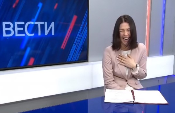 Rosja: prezenterka wiadomości zaczęła śmiać się z propagandy w trakcie czytania