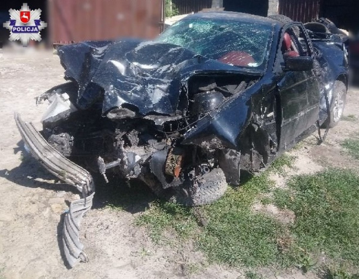 Ciotusza Stara: trzech kolegów rozsmarowało BMW na drzewie i rozeszli się do domów, jak gdyby nigdy nic