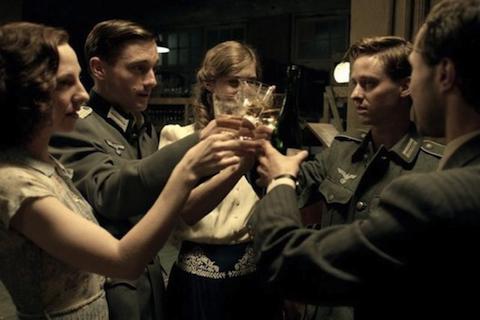 Jest wyrok ws. niemieckiego serialu "Nasze matki, nasi ojcowie". Producenci mają zapłacić 20 tysięcy