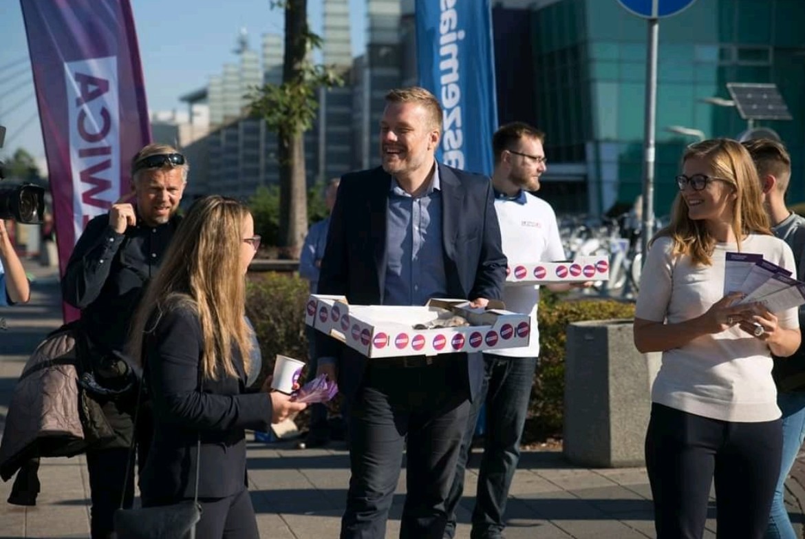 Adrian Zandberg uprawia rozdawnictwo kawy i pączków na warszawskim Mordorze