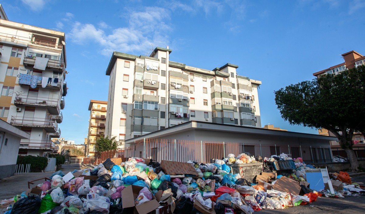 Palermo tonie w śmieciach, które podczas upałów niemiłosiernie śmierdzą i od czasu do czasu płoną