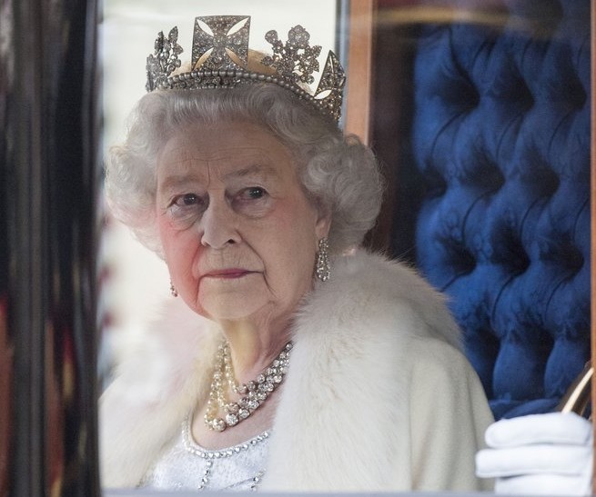 Królowa Elżbieta rezygnuje z naturalnych futer