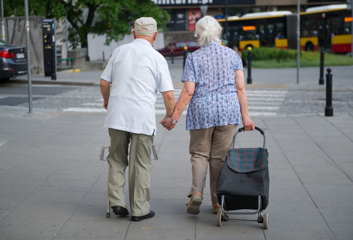 W Polsce przybywa stulatków. Oddziały ZUS wypłacają 2200 świadczeń honorowych