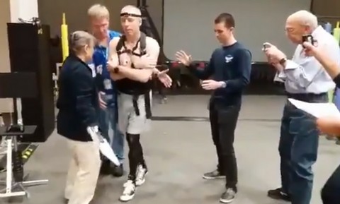 Tak się chodzi po 197 dniach na orbicie