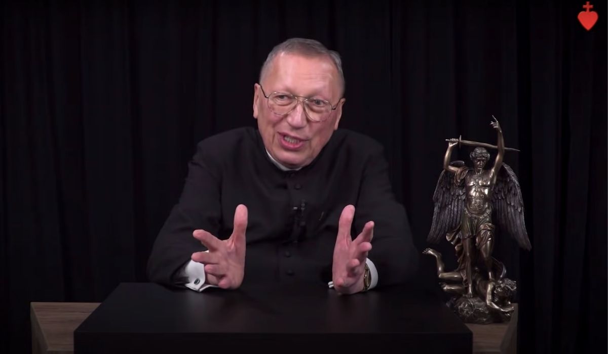 "Kapłan antyszepionkowców" ks. Kneblewski ostrzega przed szczepionkami, podając informacje o śmierci posłanki