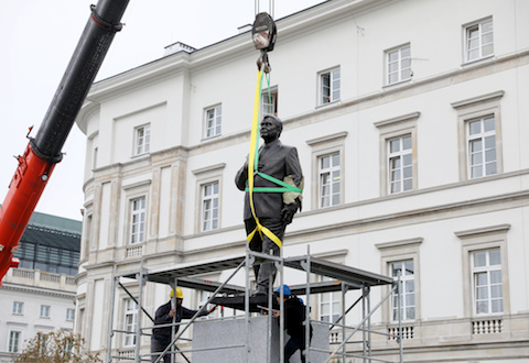 6-metrowy pomnik Lecha Kaczyńskiego stoi już na Placu Piłsudskiego