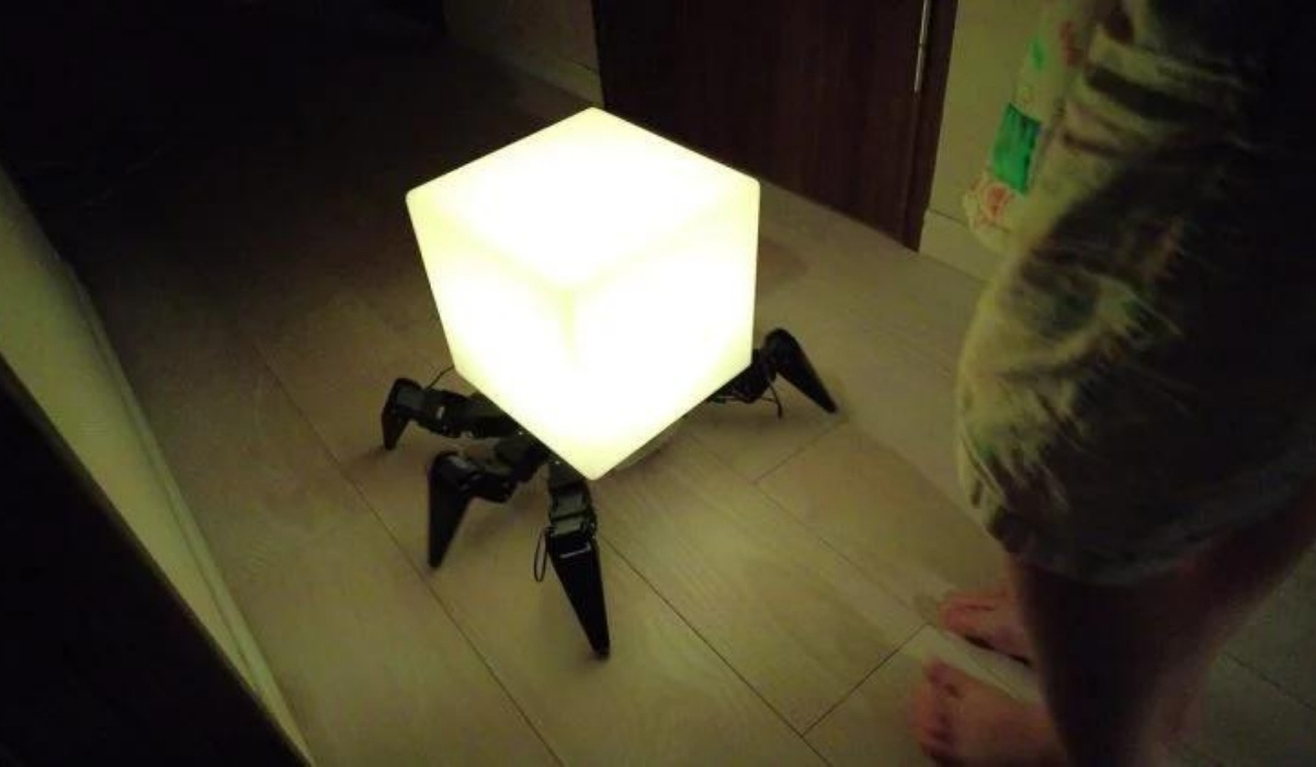 Japonia: powstała lampka nocna na pajęczych nogach, która może chodzić za tobą do łazienki