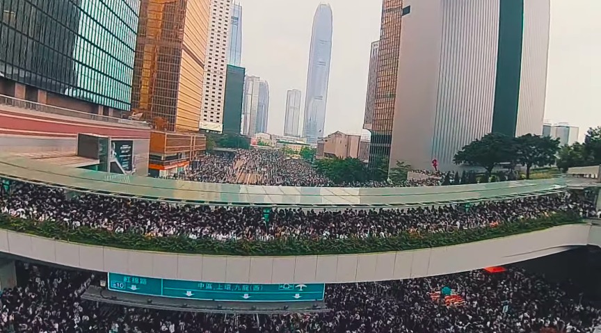 Nagrania z dronów pokazują skalę protestów w Hong Kongu