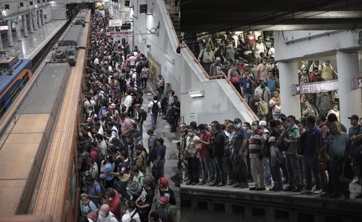 Meksyk: tłumy na stacji metra zwiastują katastrofę i dalszy rozwój epidemii