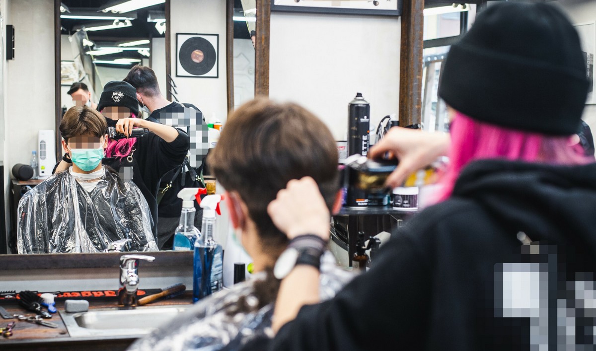 Badanie: pewna część fryzjerów zignorowała obostrzenia, właściwie to prawie wszyscy