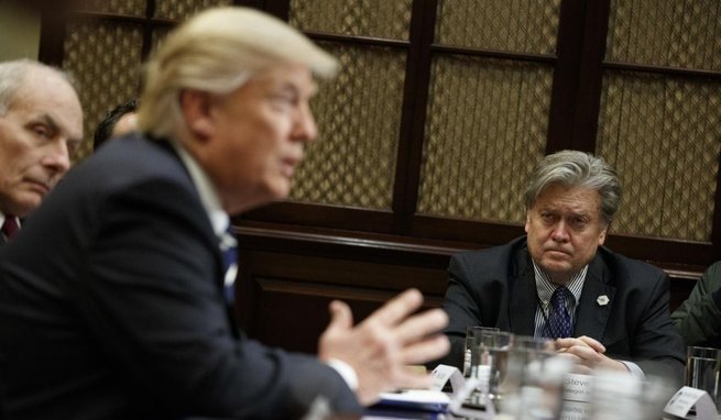 Strateg Trumpa, Steve Bannon, oddał się w ręce prokuratury, odpowie za oszustwa przy zbiórce na mur na granicy z Meksykiem