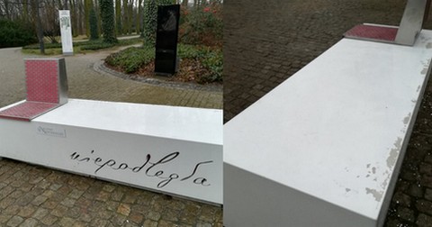 Od "ławeczek niepodległości" już odchodzi farba. Każda z nich kosztowała 30 tysięcy złotych