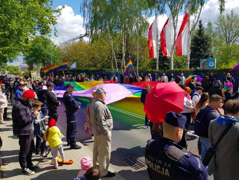 Chryja 2 w Toruniu: tęczowe flagi i happening pod Radiem Maryja