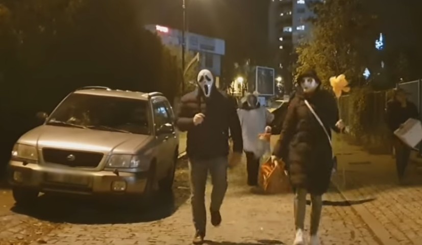 Demonstracja "Cukierek albo psikus" przed domem Jarosława Kaczyńskiego