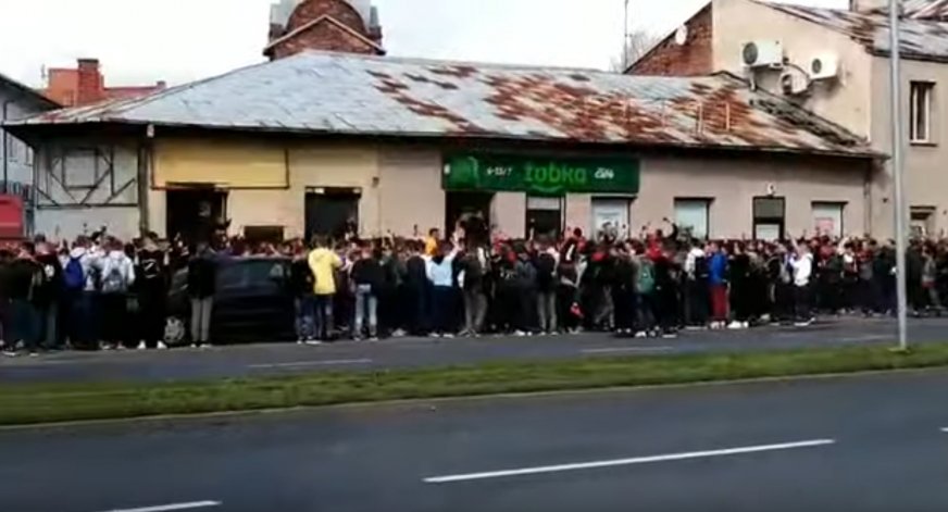 Radom: uczniowie oblężyli Żabkę, walczą o hot-dogi