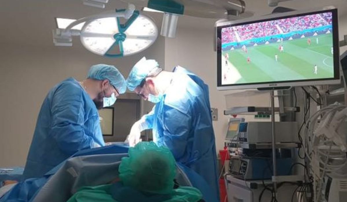 Kielce: lekarze przeprowadzali zabieg, a pacjent sobie w międzyczasie oglądał mecz 