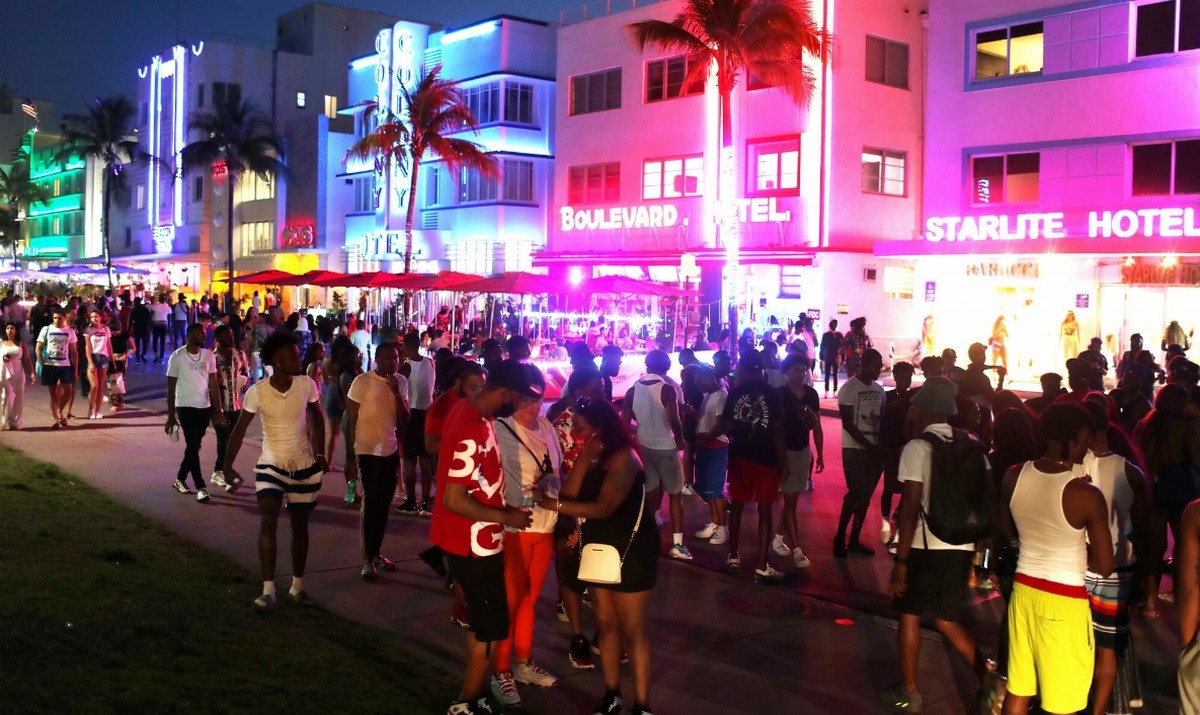 Tłumy imprezowiczów na Florydzie. Wprowadzono stan wyjątkowy