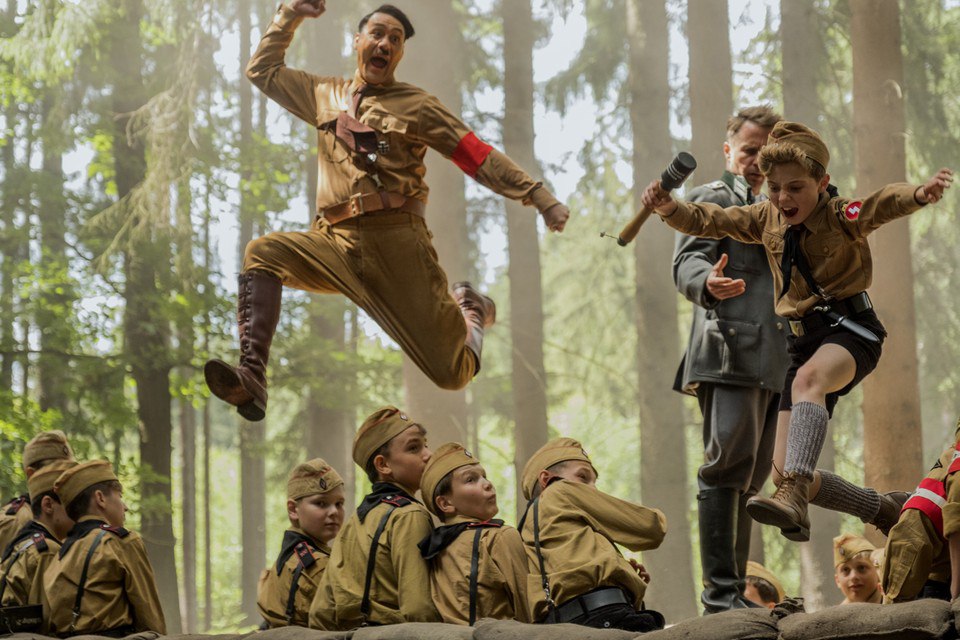 Taika Waititi wyreżyserował komedię o małym naziście i jego zmyślonym przyjacielu Hitlerze