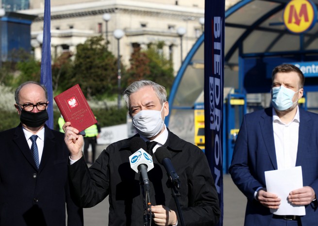 Biedroń: trzeba opodatkować najbardziej tłuste koty, m.in. Google i Facebooka