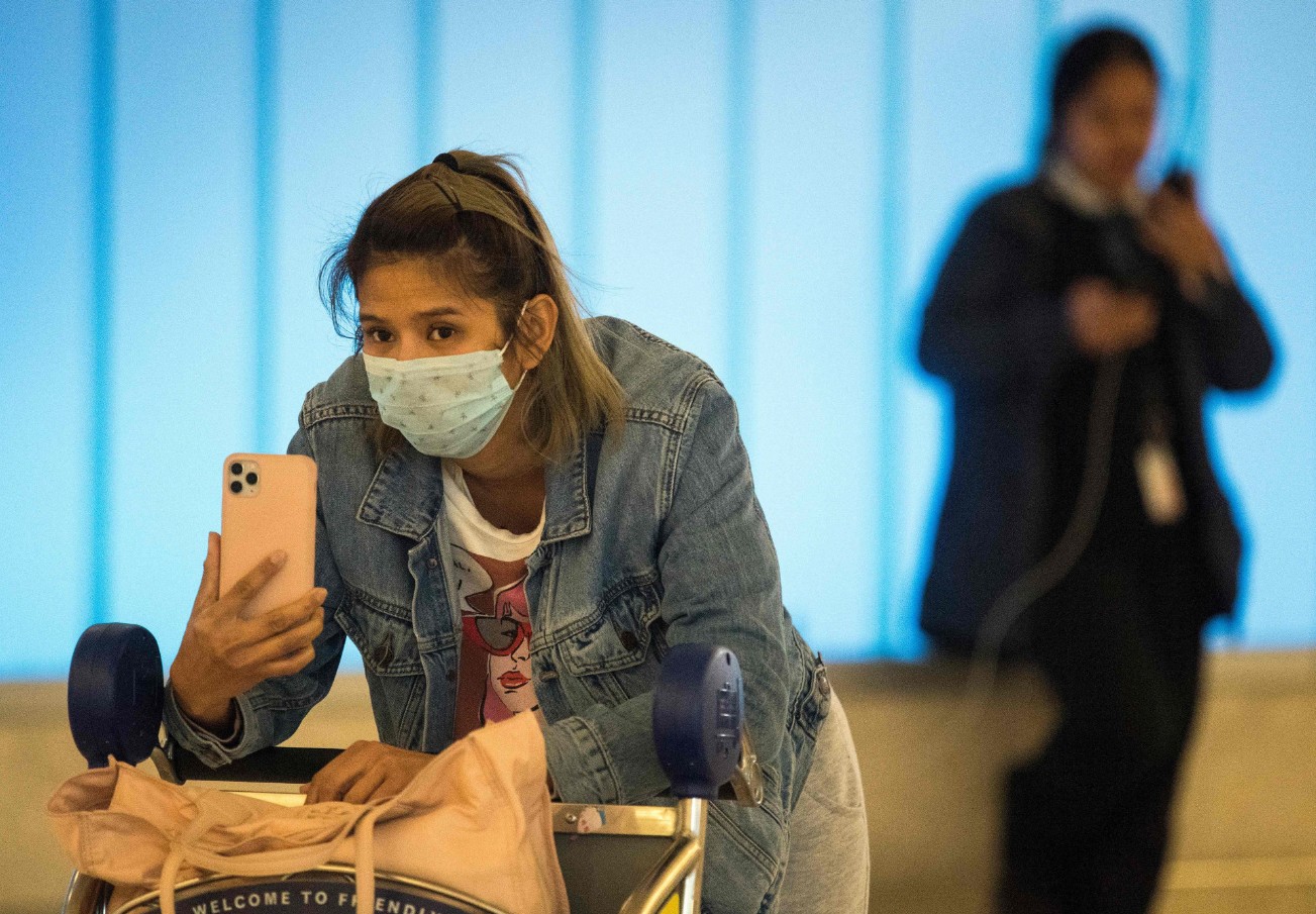 Chora kobieta z Wuhan oszukała system kontroli na lotnisku i przyleciała do Paryża, wpadła przez posty w Internecie