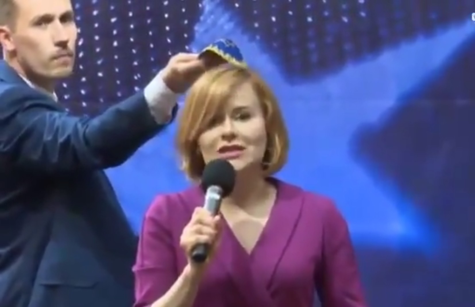 Kandydat Konfederacji podczas debaty założył na głowę kandydatki PiS jarmułkę