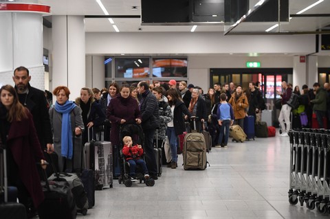 Dwa drony sparaliżowały lotnisko w Wielkiej Brytanii. Odwołano loty 110 tysiącom osób