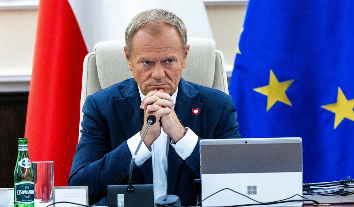 Sondaż: Polacy po równo podzieleni wobec tego, czy Tusk powinien podać się do dymisji, czy nie