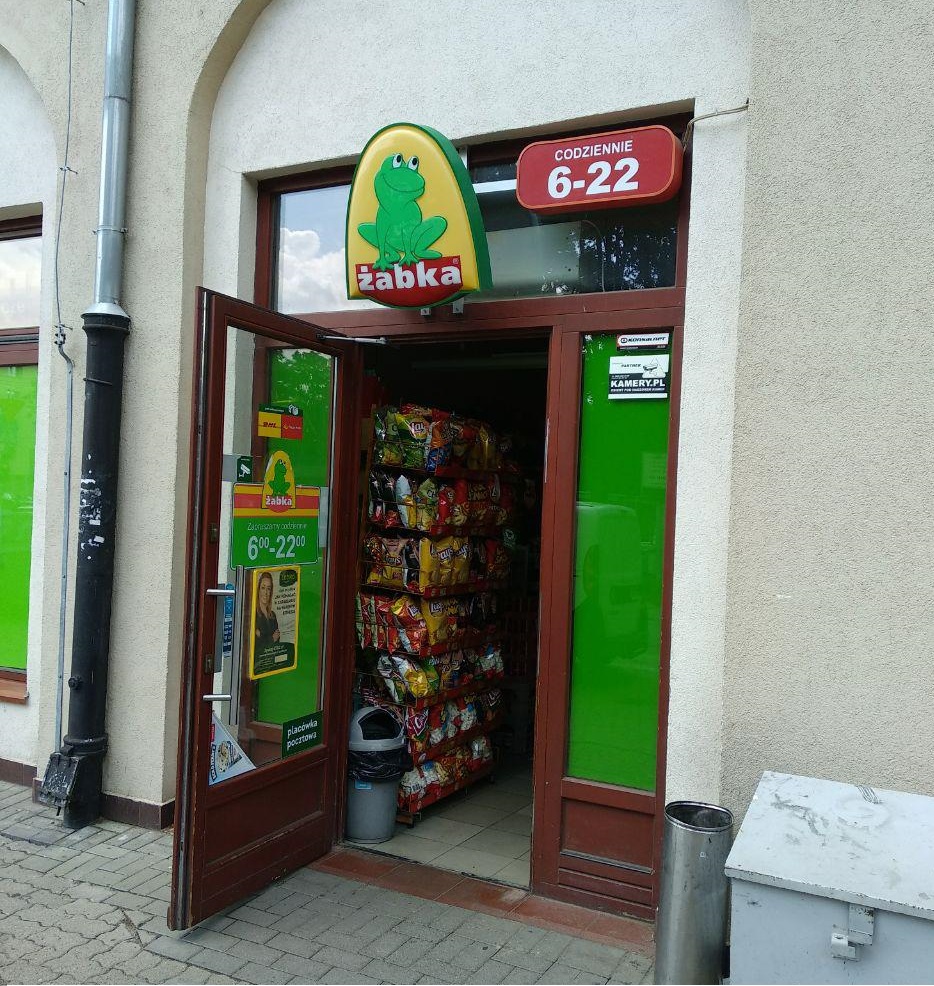 Zakaz handlu w niedziele zacznie dotyczyć także Żabek
