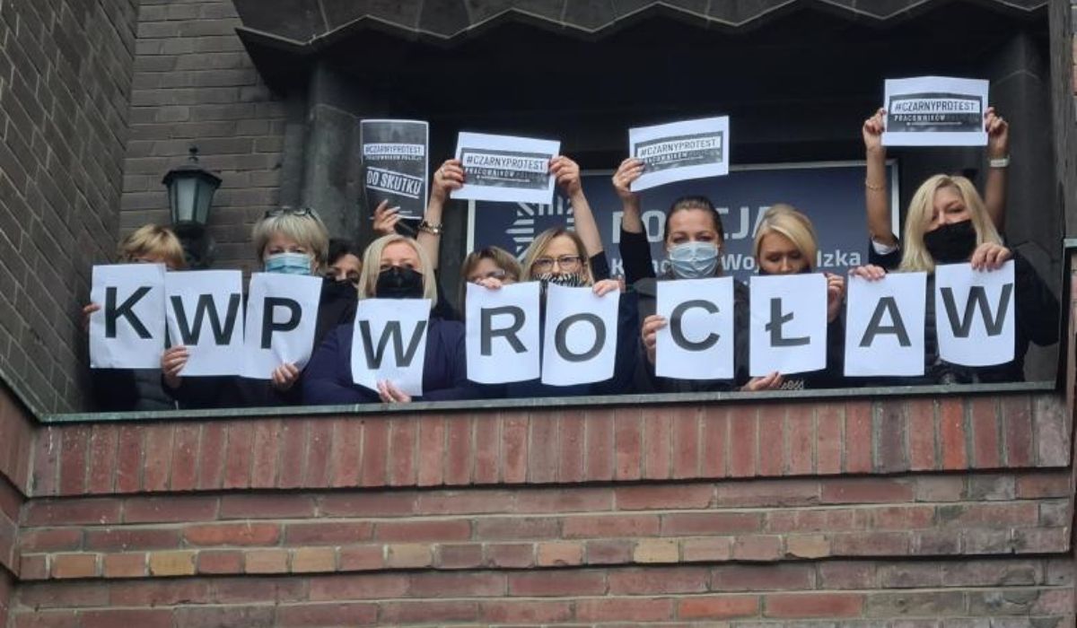 Pracownicy cywilni policji chcą podwyżek na wczoraj, narzekają, że nawet zwierzęta mają lepiej, bo na przykład na konie są dodatki