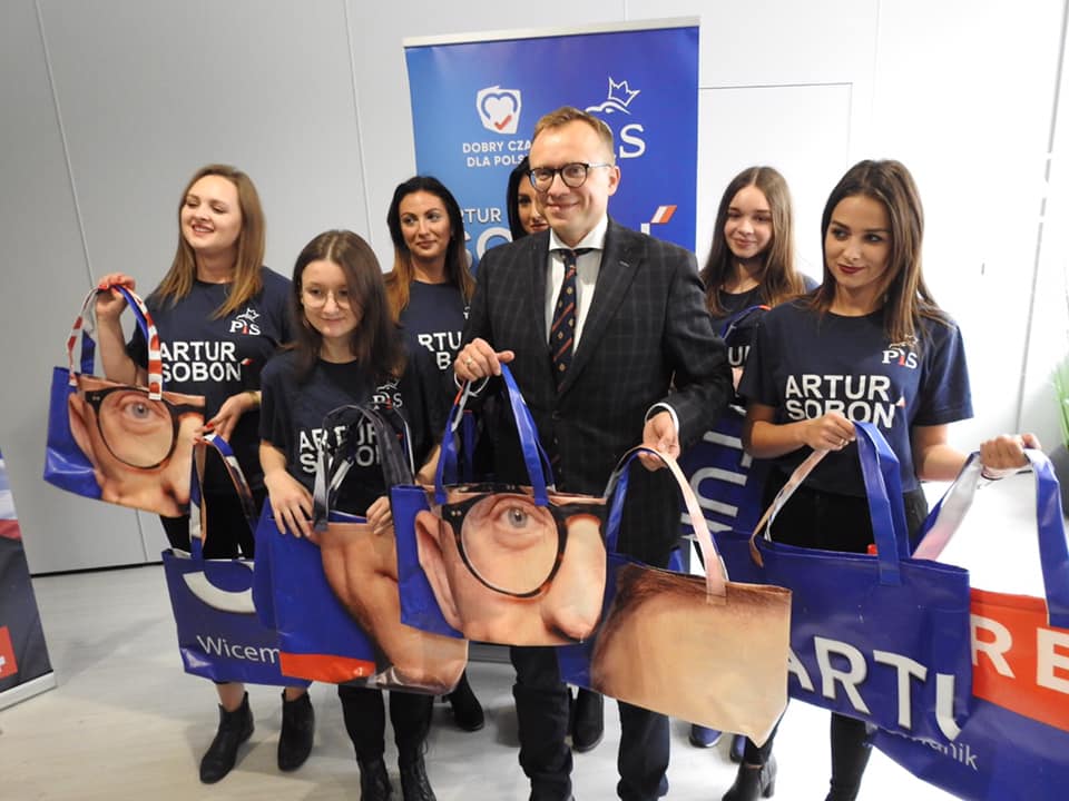 Poseł PiS przerabia swoje banery wyborcze na ekotorby