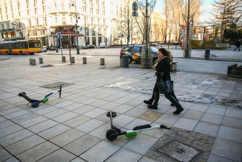 Zarząd Dróg Miejskich w Warszawie usunął 83 hulajnogi Lime leżące na chodnikach