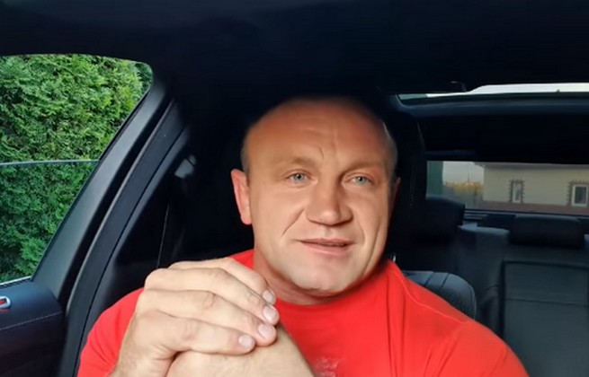 Pudzian tłumaczy się z mema i mówi tym, którzy nazywają go tępakiem "vice versa"