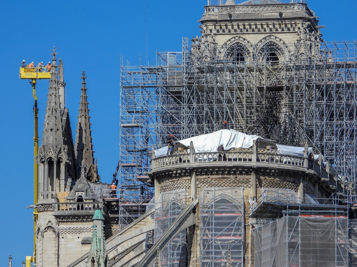 Bogacze obiecali 850 mln euro na odbudowę Notre Dame, ale na razie dali 80