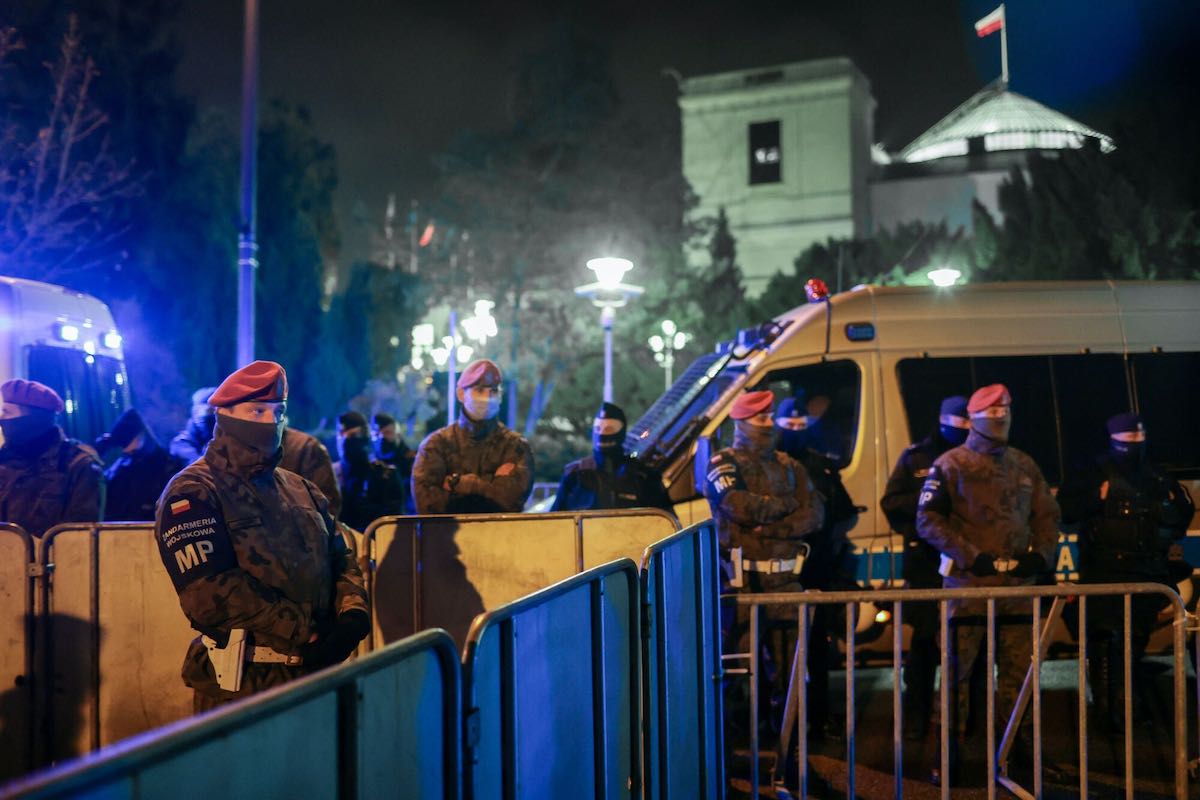 Kancelaria Sejmu szybciutko rozpisała przetarg na wielką bramę-zaporę ochronną na demonstracje