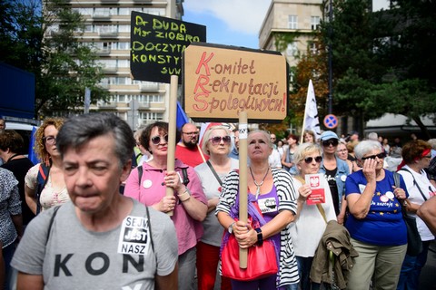 Protestujący przyjdą pod Sejm z lustrami. "Żeby policjanci mogli spojrzeć sobie w twarz"