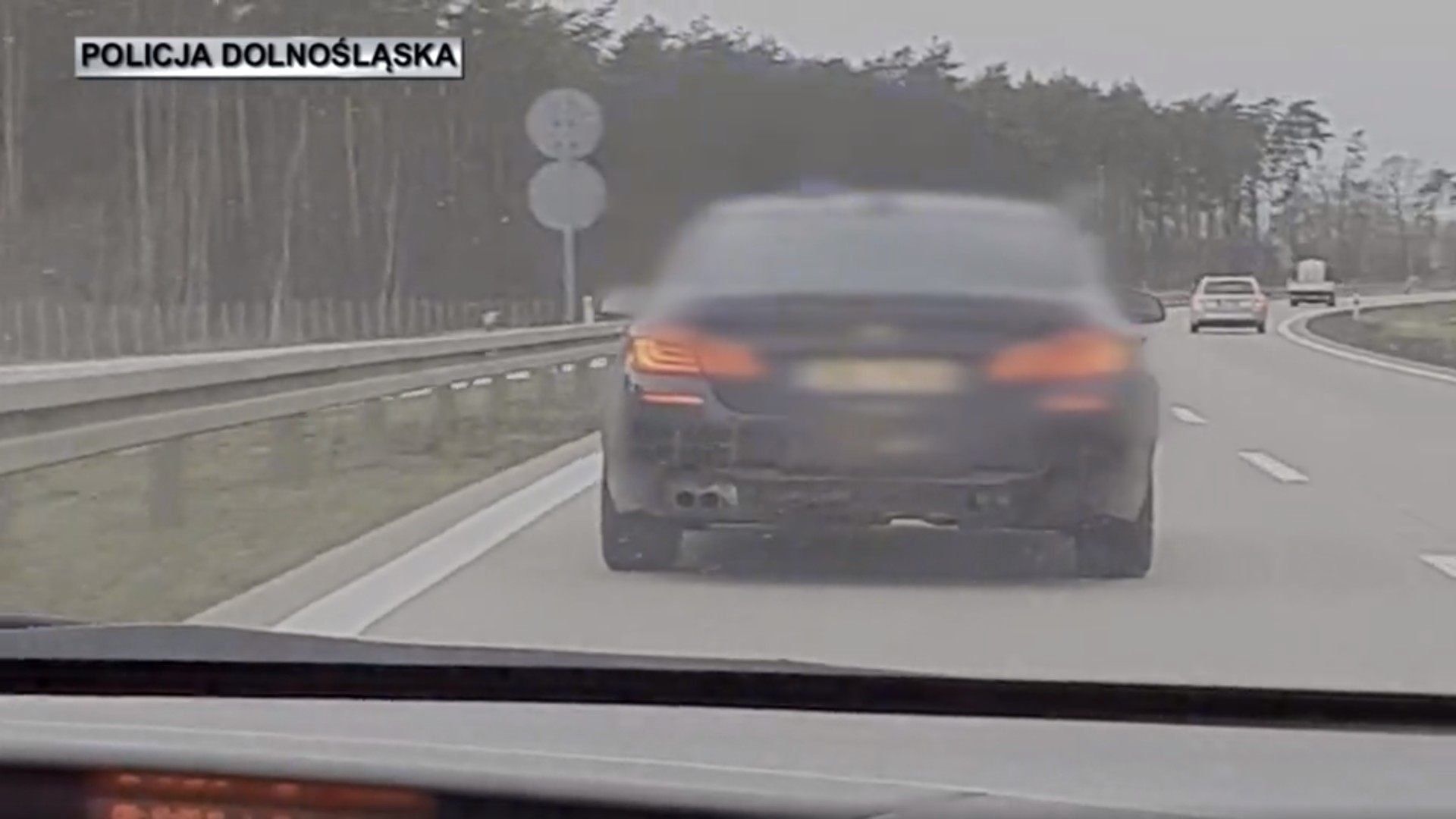Policjanci zatrzymali kierowcę BMW z "kogutem" na dachu. Musieli zablokować autostradę