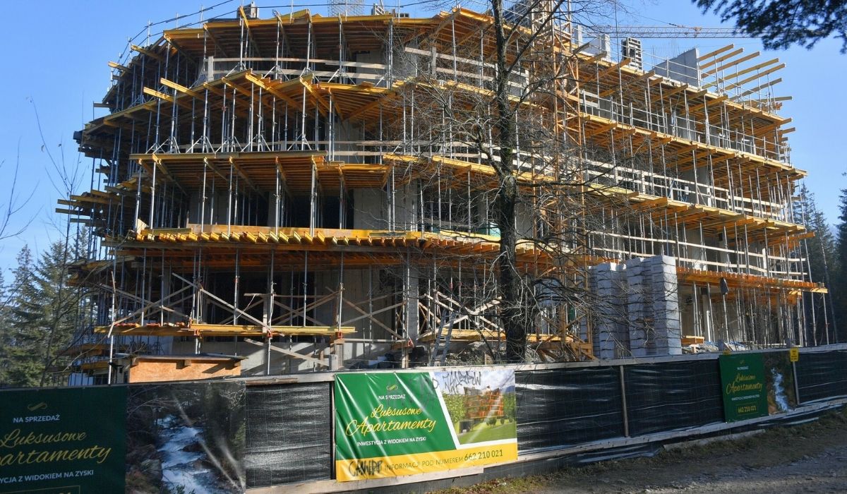 Inwestor budowy usiłuje dojechać w sądzie dziennikarza Tygodnika Podhalańskiego za ujawnianie patodeweloperki