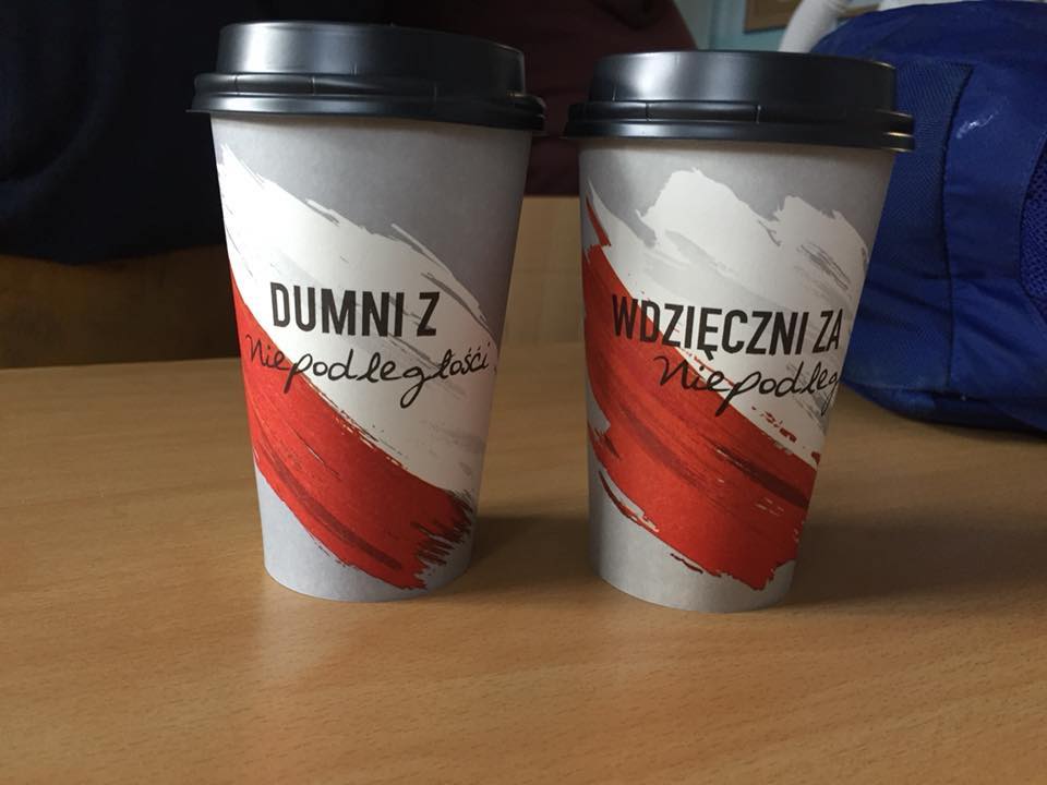 Patriotyczne kubeczki w warszawskim liceum: "Dumni z niepodległości"