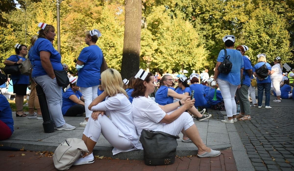 Na protesty medyków wybrali się rekruterzy niemieckich szpitali: po co czekać na zmianę, skoro tam czeka 2700 euro miesięcznie?