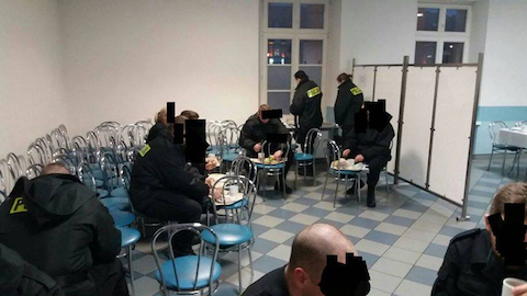 Policjanci muszą jeść "na kolanie", bo przyjechało szefostwo