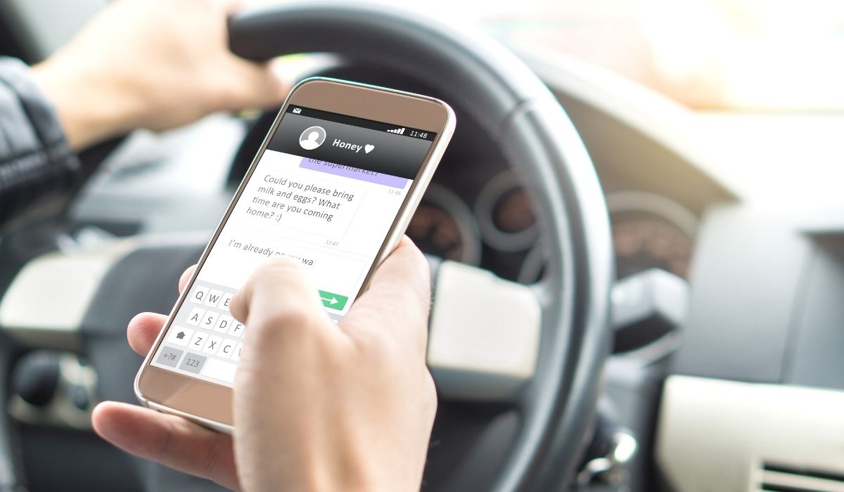 UK: kierowca nie będzie mógł praktycznie dotknąć smartfona prowadząc auto, rząd zaostrza przepisy 