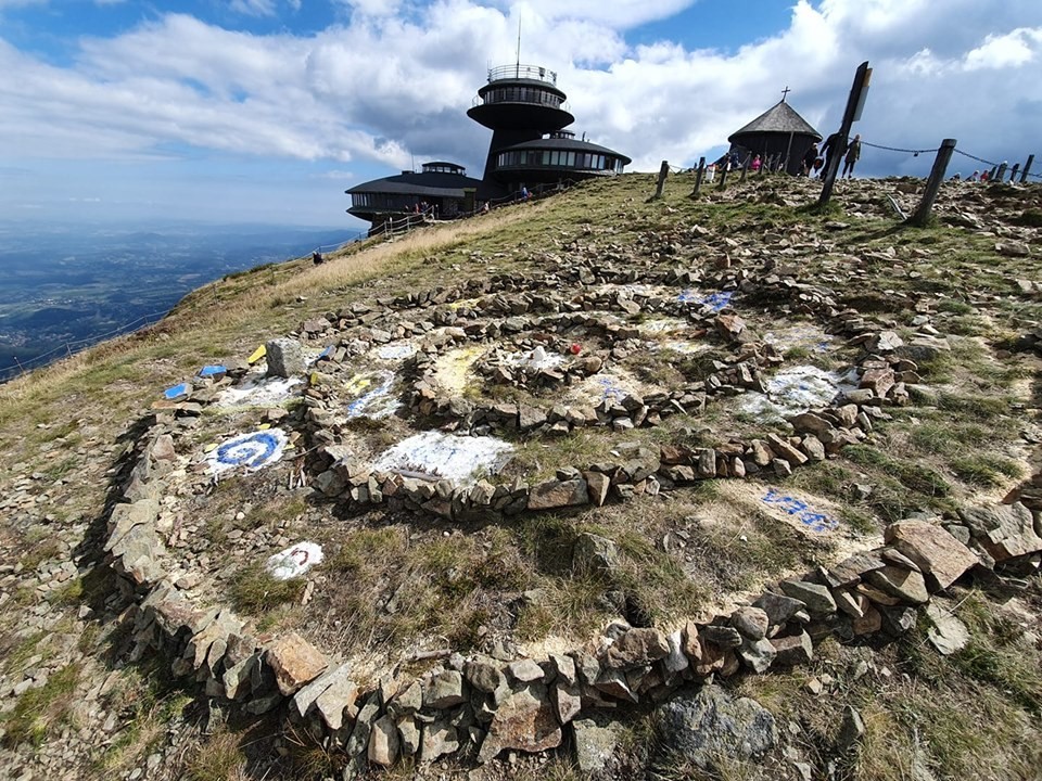 Park Narodowy szuka turystów, którzy zdewastowali szczyt Śnieżki spiralą z kamieni 