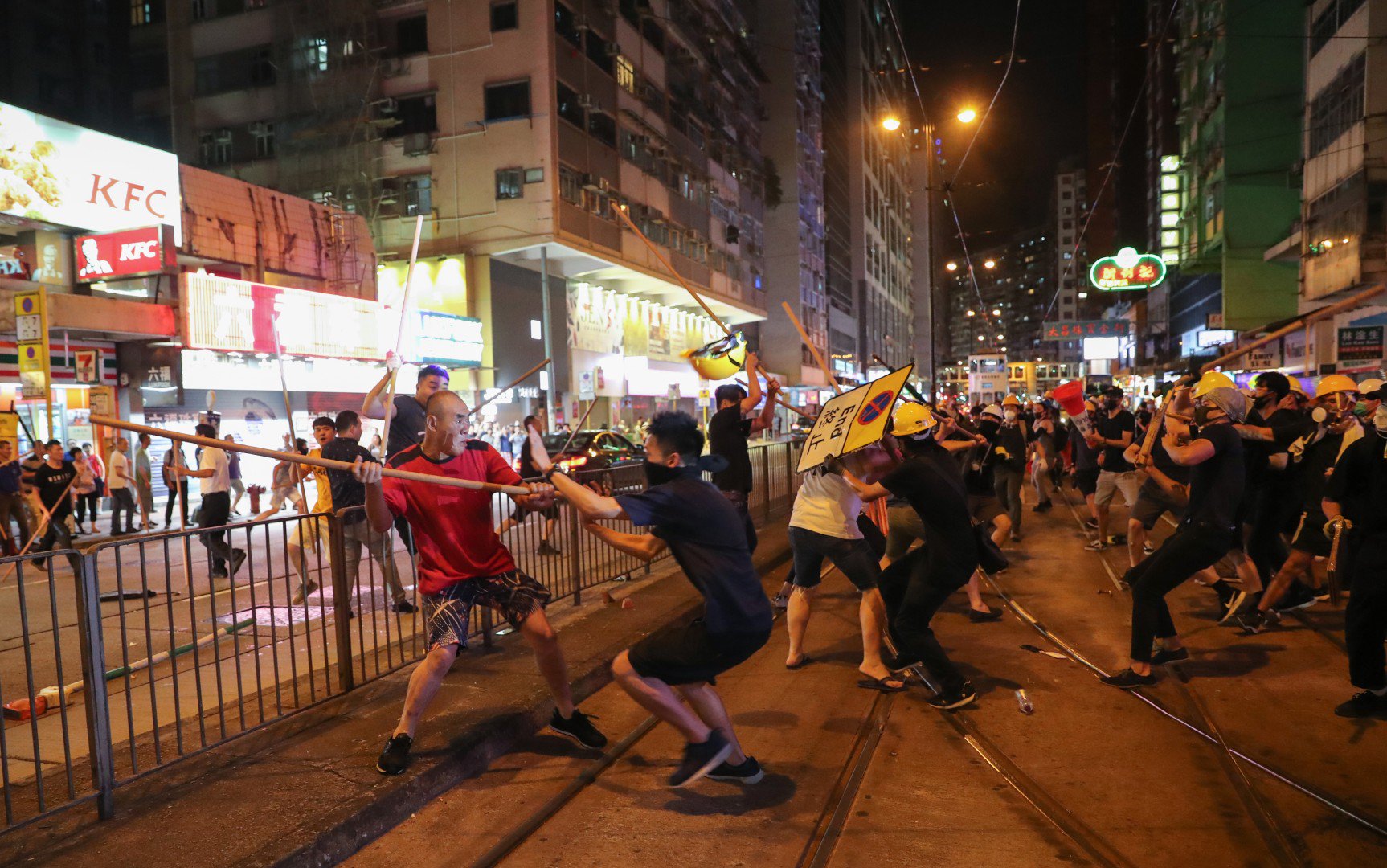 Strajk generalny w Hong Kongu: paraliż miasta i komunikacji, starcia z policją i odwołane loty