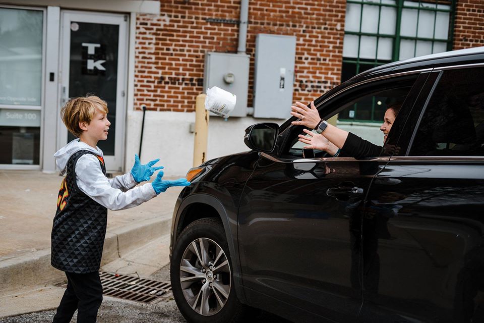 Firma z Atlanty zbiera i rozdaje papier toaletowy, wrzuca zafoliowane rolki ludziom do samochodów