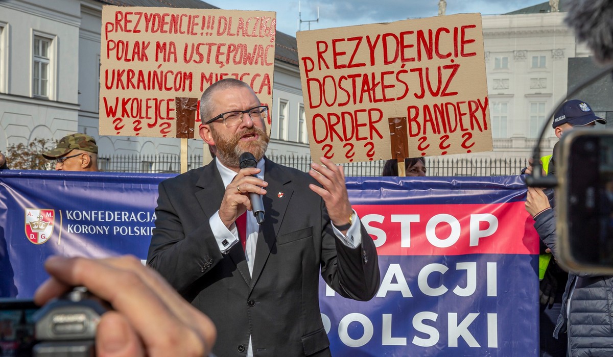 Sejmowe biuro kombinuje, jak odciąć Braunowi dostęp do tajnych informacji, bo nie wiadomo jak może je wykorzystać